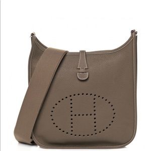 HERMES
Taurillon Clemence Evelyne III PM Etoupe